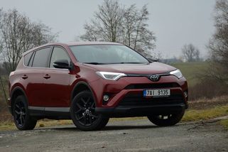 Na naftu zapomenete: Benzinová Toyota RAV4 sice žere víc, ale jednoduchá technika má minimum rizik - Garáž.cz